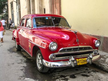 Een klasieke auto in de straten van Cuba