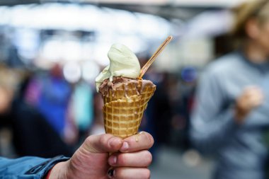 Dondurma külahında el ele tutuşmak. Vanilyalı dondurma.