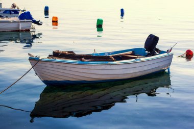 Bursa, Narli, Türkiye 'de bir tekne ve yansıma