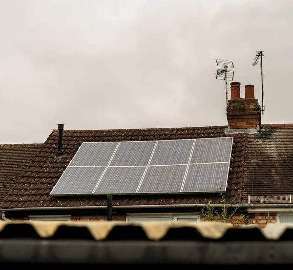 Yenilenebilir Elektrik Için Çatıdaki Güneş Panelleri Stok Fotoğraf