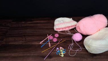 Renkli iplik toplarıyla örülü şapka.