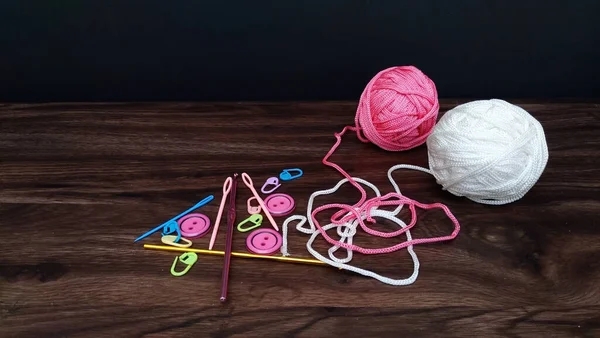 Roze en witte garen ballen met Haakvideo accessoires. — Stockfoto