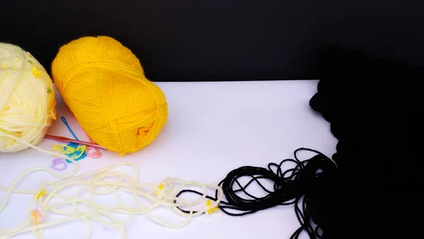 Gele, witte en zwarte garen ballen voor haak met accessoires o — Stockfoto