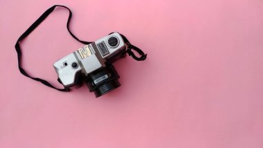 Telif alanı ve minimalizm düzlemli pembe arka planda eski bir retro kamera