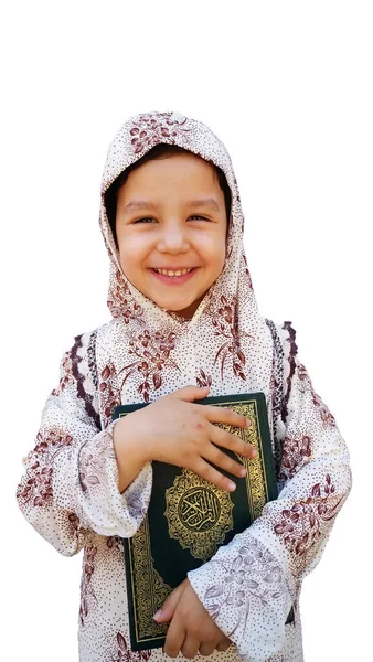 Retrato Pequena Menina Bonito Segurando Alcorão Fundo Branco Isolado — Fotografia de Stock