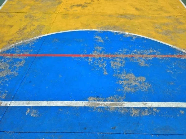 Een oud basketbalveld. blauwe en gele achtergrond — Stockfoto