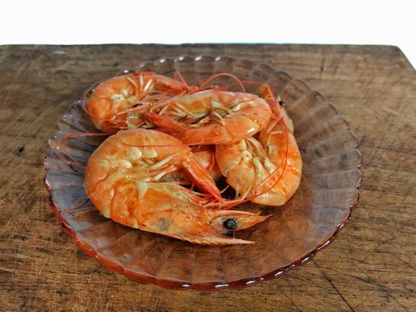 Délicieuses crevettes cuites sur une planche de bois. avec fond blanc typique. nourriture de la côte du Guatemala — Photo