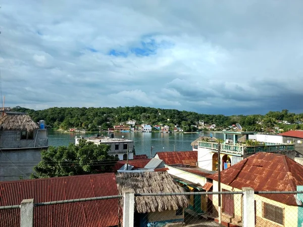 Guatemala 'daki Flores Peten adasının güzel manzarası. tatil kavramı