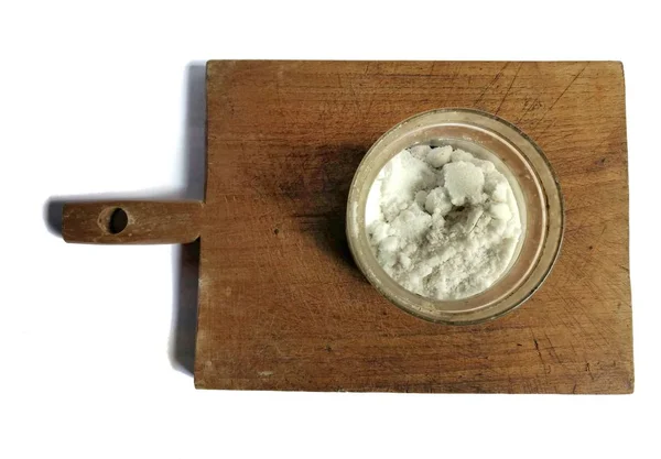 Bol avec sel sur une planche en bois avec fond blanc — Photo