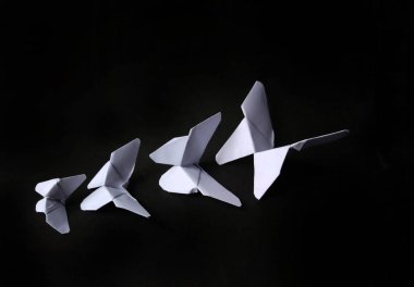 Siyah arka planda beyaz kelebekler. dekoratif konsept