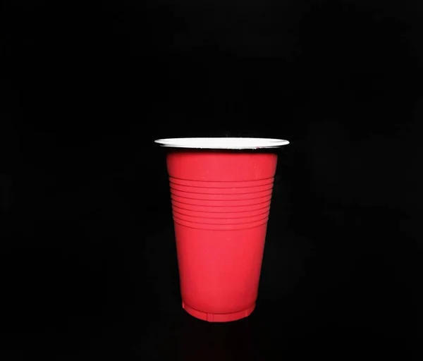 Verre rouge sur fond noir. jeu de bière-pong. concept de parti — Photo