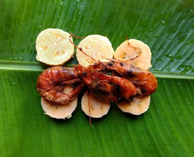 Yaprakta servis edilen karides ve muz dilimleri. Tipik Guatemala yemekleri. tropik gıda konsepti