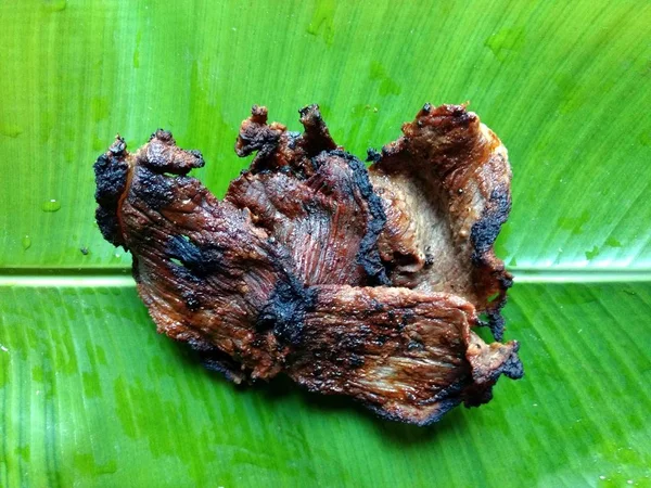 Muz yaprağında kızarmış biftek. Yaz için tropik gıda konsepti. Tipik Guatemala yemekleri. — Stok fotoğraf