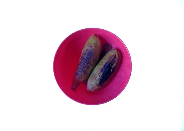Gebratene Kochbananen auf rotem Teller mit weißem Hintergrund. typische Lebensmittel von Guatemala — Stockfoto