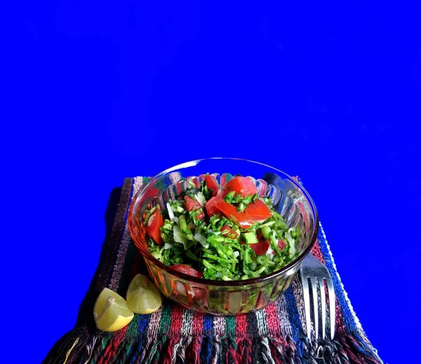Salada nutritiva de agrião com tomate em fundo azul. Comida Vegan — Fotografia de Stock