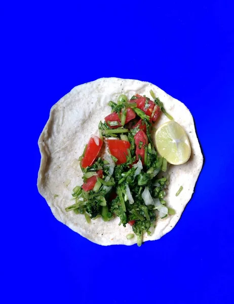 Deliciosos tacos veganos sobre fondo azul. comida vegana — Foto de Stock