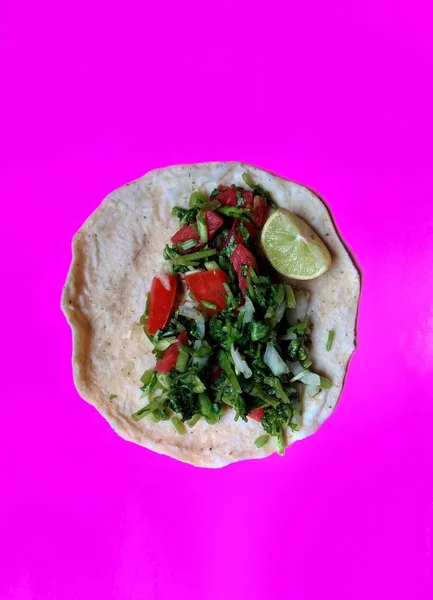 Deliciosos tacos veganos em fundo rosa. alimentos veganos Imagem De Stock