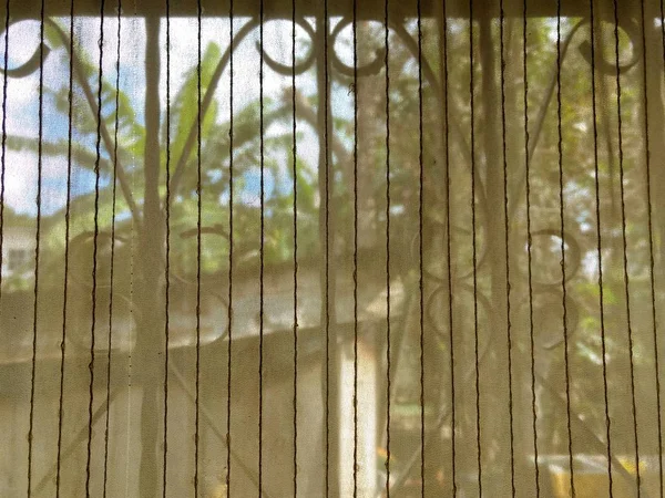 Gardinfönster med kolonial balkong. dekorativt koncept — Stockfoto
