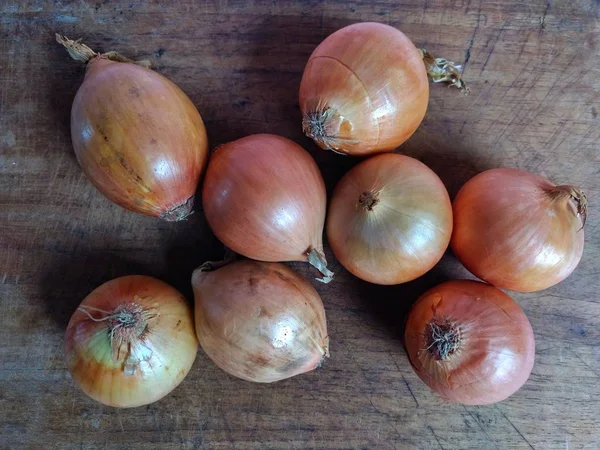 Las cebollas orgánicas se cierran sobre tabla de madera. Concepto de comida saludable. hortalizas cosechadas en Guatemala —  Fotos de Stock