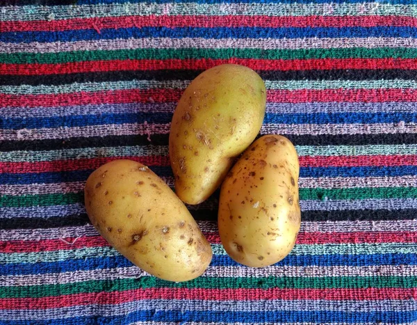 Patate biologiche su una tovaglia. Concetto di cibo sano. Ortaggi coltivati in Guatemala — Foto Stock