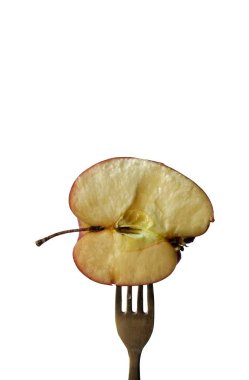 Beyaz arka planda bir dilim elmalı çatal. sağlıklı gıda konsepti