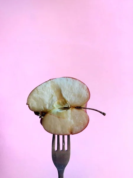Garfo com uma fatia de maçã no fundo rosa. conceito de alimentação saudável — Fotografia de Stock