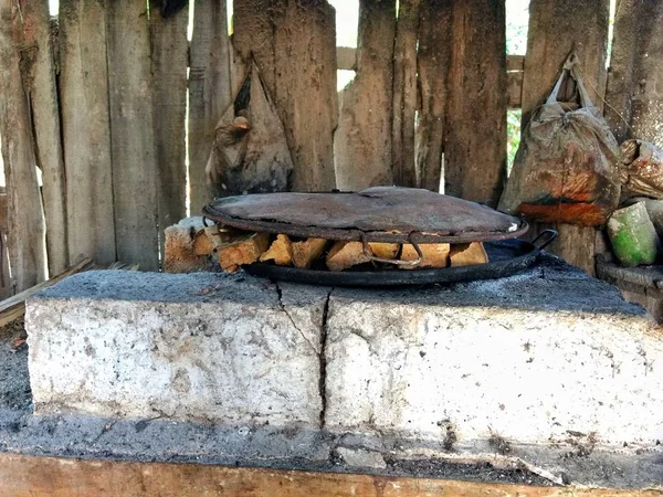Guatemala kırsalında el yapımı odun mutfağı.