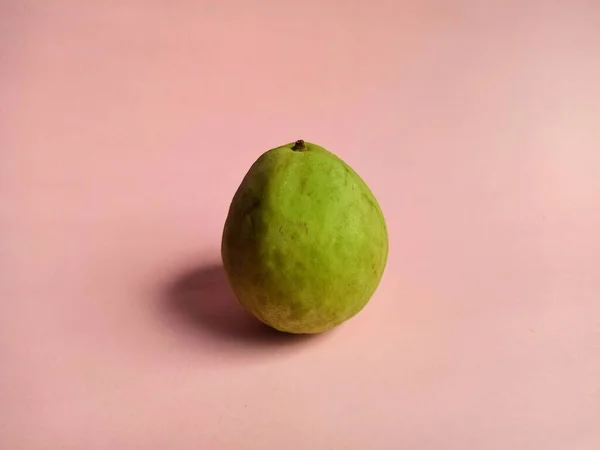 Goiaba sobre fundo rosa. fruto típico da Guatemala — Fotografia de Stock