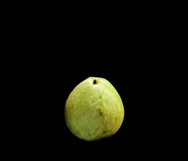 Guayaba sobre fondo negro. fruta típica de Guatemala —  Fotos de Stock