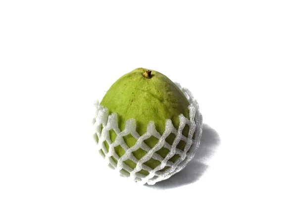 Guava με συσκευασία σούπερ μάρκετ σε λευκό φόντο. έννοια υγιεινής διατροφής — Φωτογραφία Αρχείου