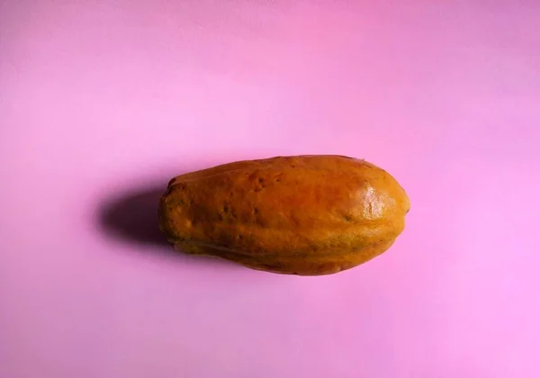 Pembe arka planda Guatemala 'dan organik papaya. diyet yemekleri