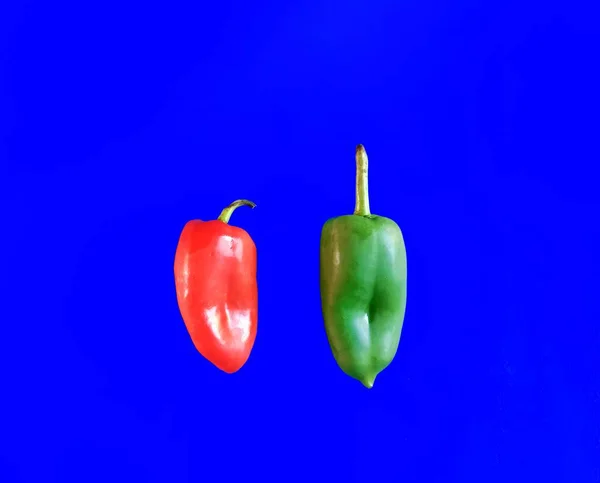 Chili Paprika Zöld Piros Színű Kék Háttérrel Egészséges Élelmiszer Koncepció — Stock Fotó