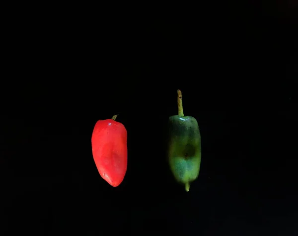 Piments Couleur Verte Rouge Sur Fond Noir Concept Alimentation Saine — Photo