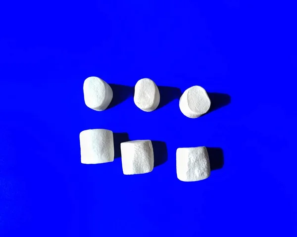 Marshmallows Fundo Azul Conceito Feriados — Fotografia de Stock