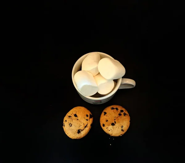 Taza Con Malvaviscos Galletas Chispas Chocolate Sobre Fondo Negro — Foto de Stock