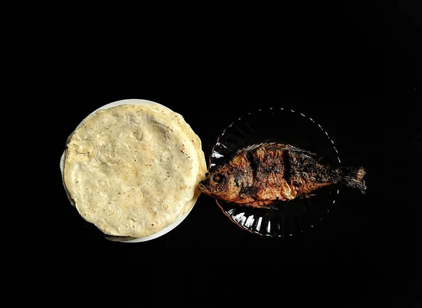 Gebratener Fisch Mit Mais Tortillas Auf Schwarzem Hintergrund Typische Lebensmittel — Stockfoto