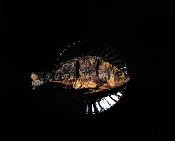 Smażona Ryba Talerzu Czarnym Tle Typowe Jedzenie Gwatemali — Zdjęcie stockowe