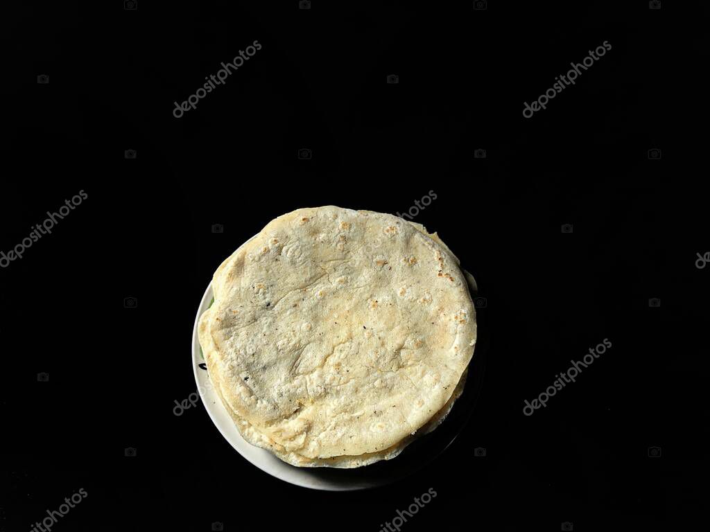 Tortillas de maíz hechas a mano sobre fondo negro. comida típica de Guatemala 2023