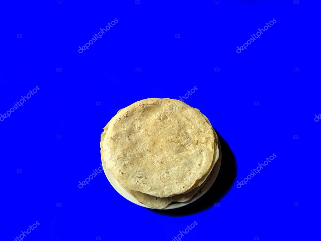 Tortillas de maíz hechas a mano sobre fondo azul. Comida típica de