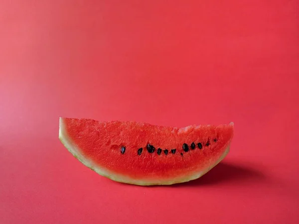 Fatia Melancia Fundo Vermelho Conceito Fruta Tropical — Fotografia de Stock