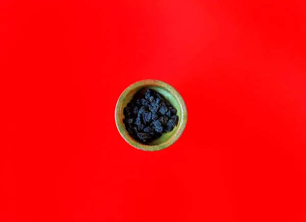 Изюм Глиняной Чаше Красном Фоне Концепция Здорового Питания — стоковое фото