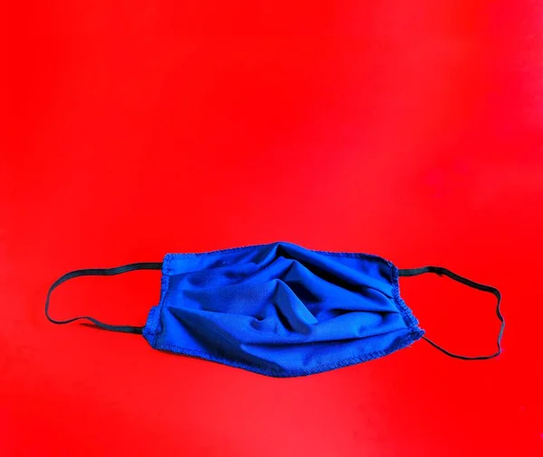 Blaue Handgefertigte Medizinische Maske Auf Rotem Hintergrund Medizinisches Konzept — Stockfoto