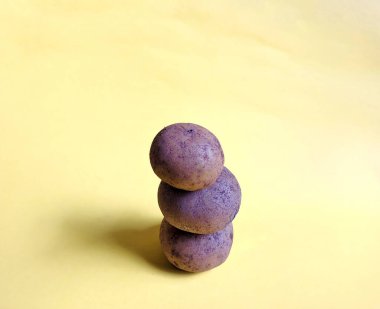 Manilkara Zapota Chicozapote sarı arka planda tipik Guatemala meyvesi