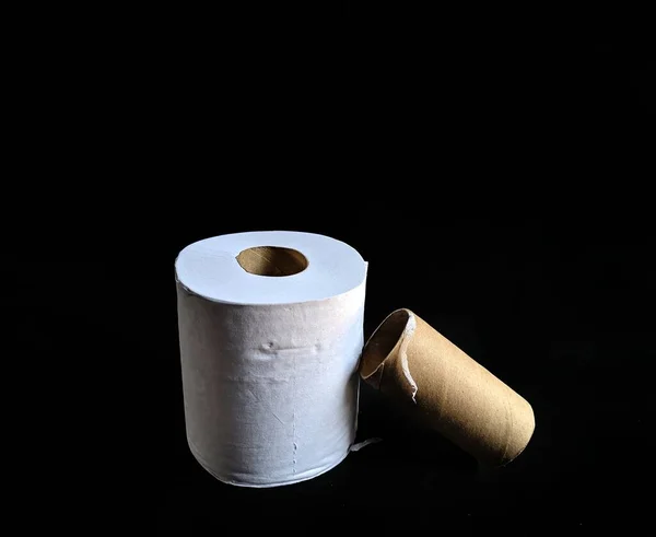 Rollen Toiletpapier Zwarte Achtergrond Hygiëneconcept — Stockfoto