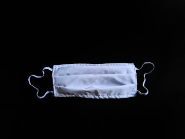 Beyaz arka planda beyaz tıbbi maske. önleme kavramı