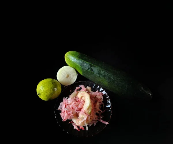 Salada Pepino Com Rabanete Limão Cebola Fundo Preto Conceito Alimentação — Fotografia de Stock