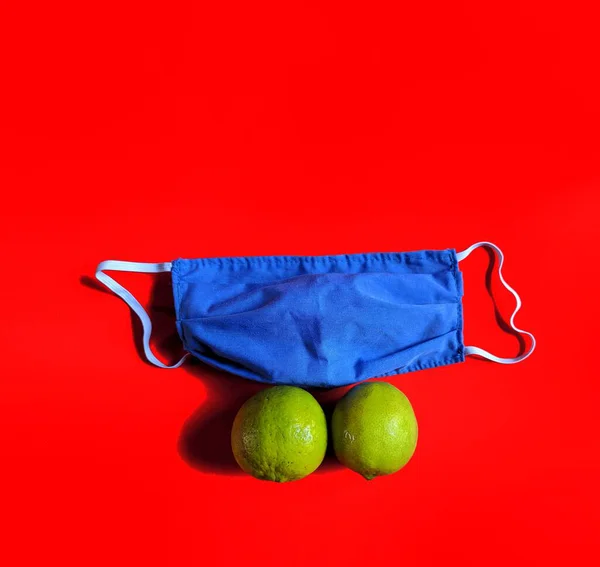 Mascarilla Quirúrgica Con Limones Vitamina Sobre Fondo Rojo Concepto Médico — Foto de Stock
