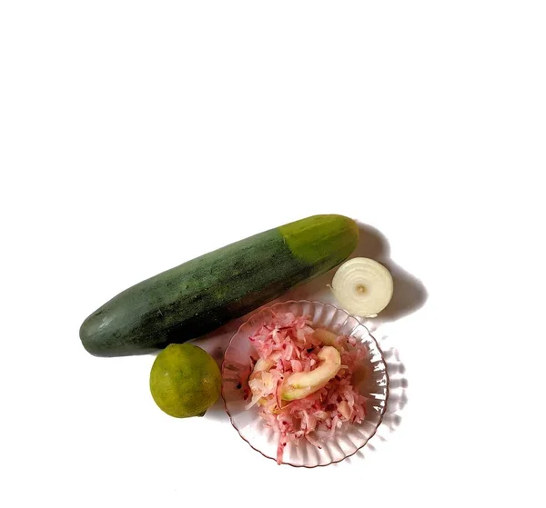 Uborkás Saláta Retekkel Citrommal Hagymával Fehér Alapon Egészséges Élelmiszer Koncepció — Stock Fotó