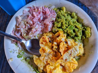Guacamole ve salatalı sahanda yumurta, tipik Guatemala kahvaltısı. sağlıklı gıda konsepti