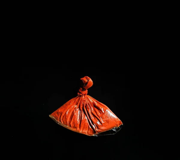 黒を基調としたアナット入りのバッグ グアテマラのスパイス — ストック写真